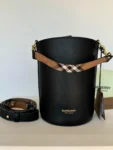 Borsa Burberry Bucket in pelle martellata