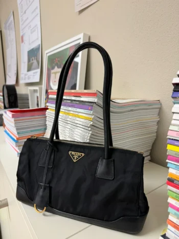 foto obliqua Borsa vintage Prada in nylon